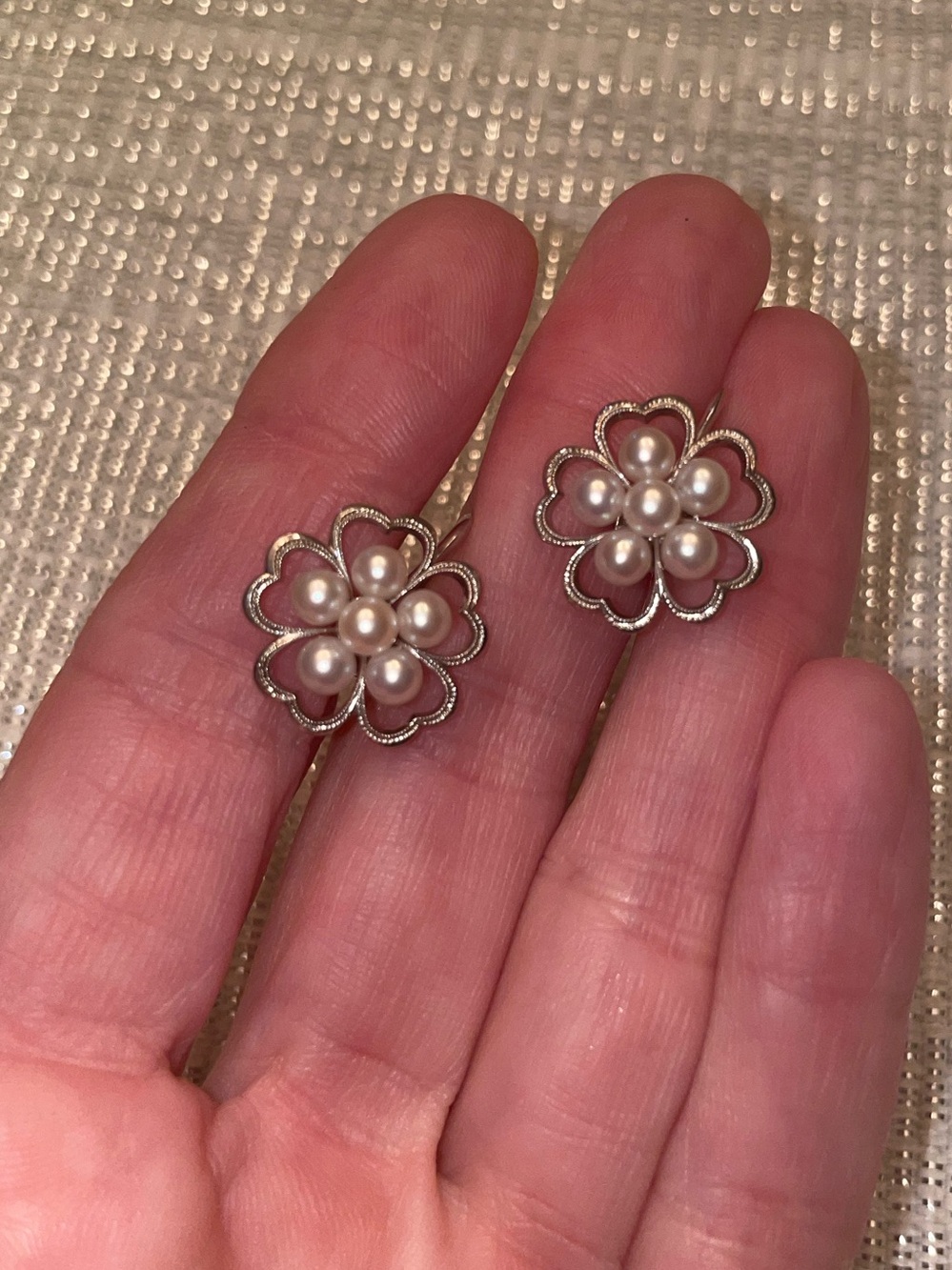 Vintage. Sterling silver and pearl earrings. Screw back.